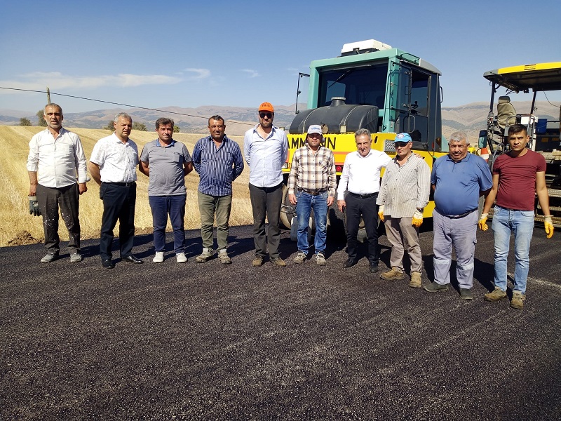 Kaymakamımız Haluk ŞİMŞEK, Koruyaka Köyünde Devam Eden Asfalt Çalışmaları İle İlgili İncelemelerde Bulundu