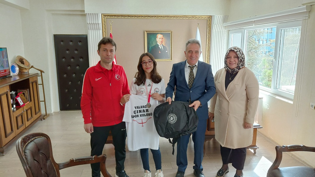 Geleneksel Türk Okçuluğu Puta Bölge Şampiyonasında Dereceye Giren Öğrencilerimiz, Kaymakamımız Haluk ŞİMŞEK’İ Makamında Ziyaret Etti