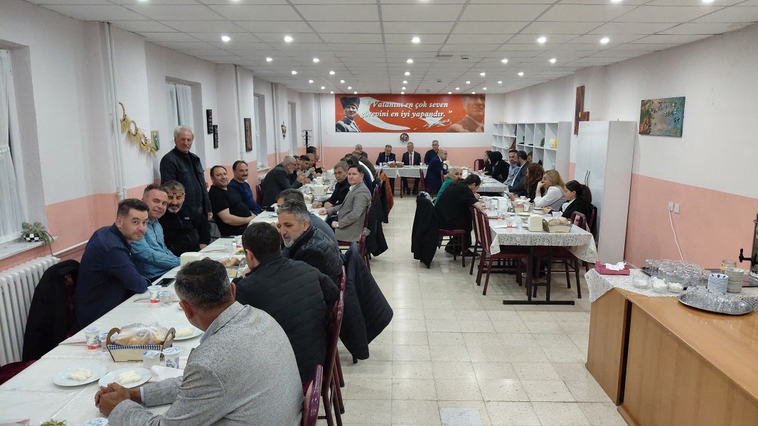 Emekliliğe Ayrılan İlçe Nüfus Müdürü Halil AKPINAR’A Veda Yemeği Düzenlendi